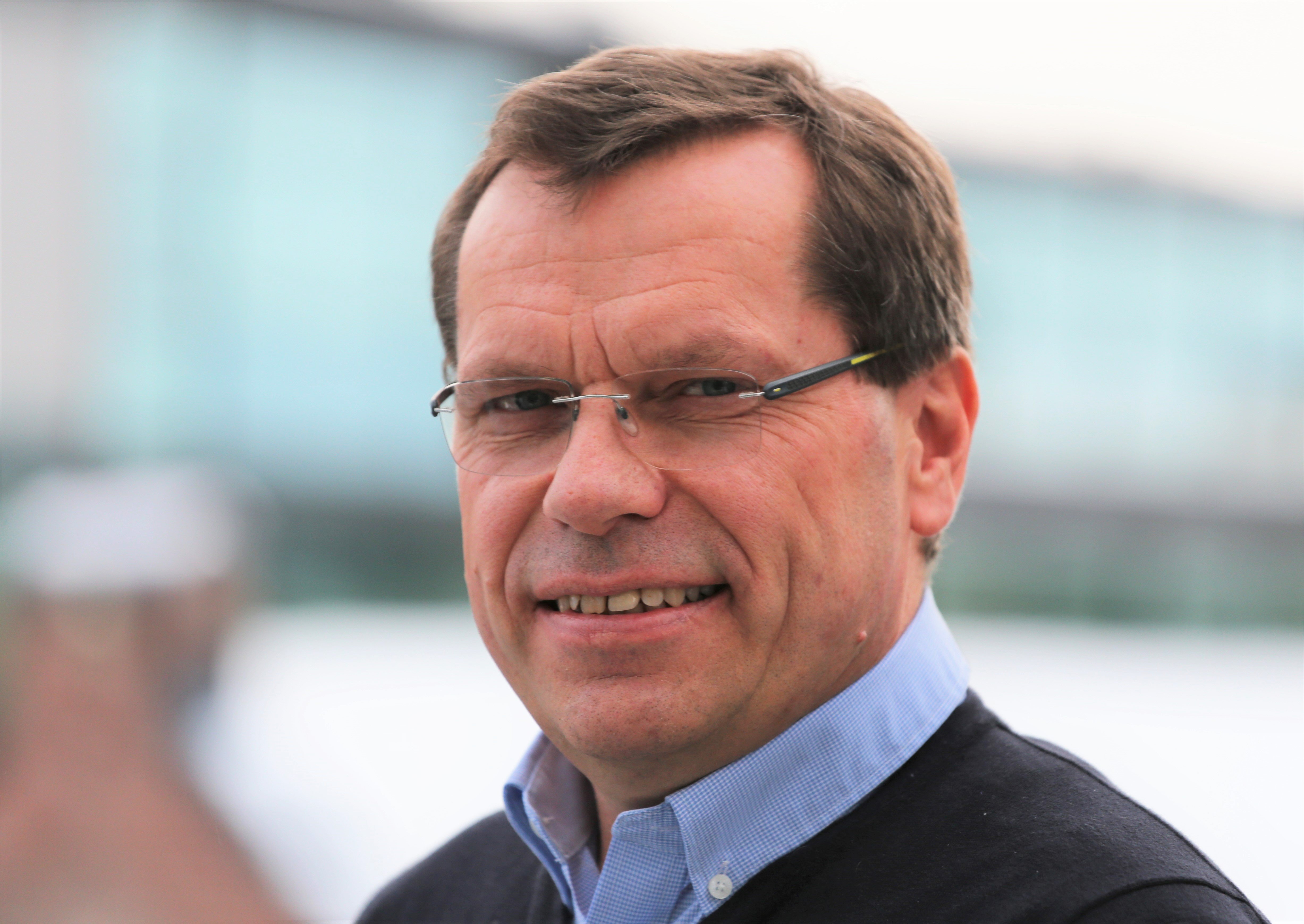 Portrettbilde av mann med briller.