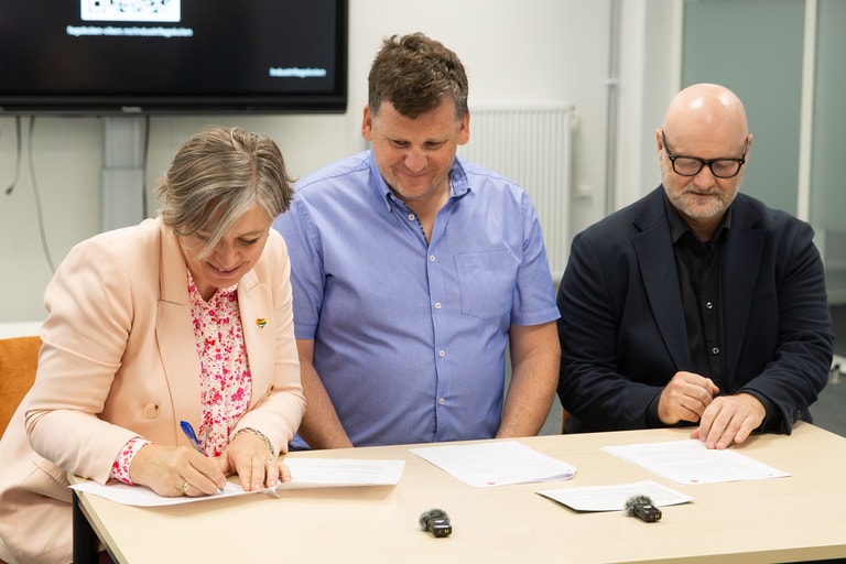 Samarbeidsavtalen ble signert av (f.v.) direktør Laila Gustavsen i Nav Vest-Viken, rektor Eirik Hågensen i Fagskolen Viken og avdelingsdirektør Ole-Johnny Rom Hansen i Nav Øst-Viken.