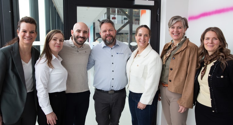 Portrettbilde av smilende menn og damer