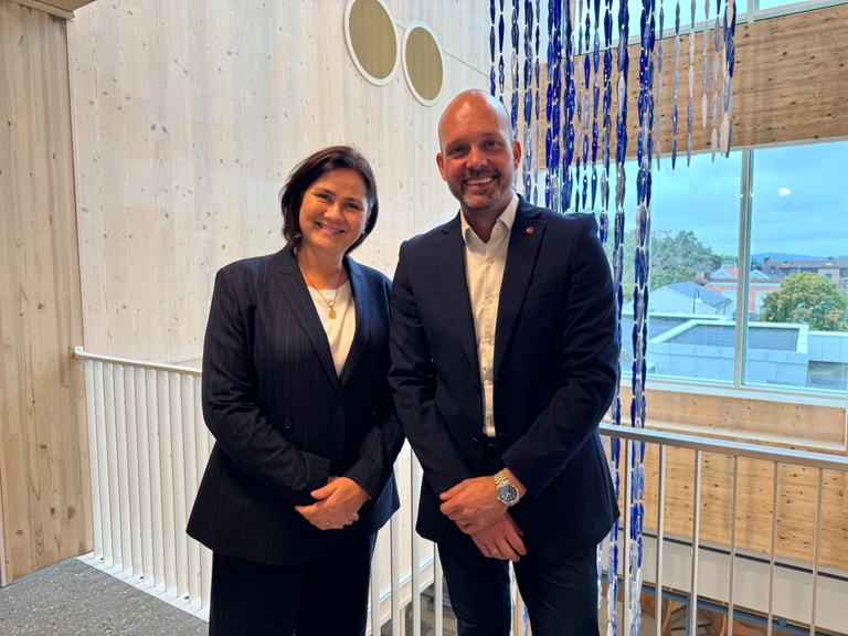 Marita Kristiansen, avdelingsdirektør i Nav Øst-Viken og fylkesordfører Sindre Martinsen-Evje.
