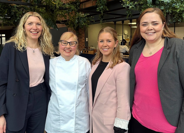 Fra venstre: Maria Walberg, direktør Nav Oslo, sammen med Liliia Andrushchuk, nyutdannet kokk hos Compass Group, Kristine Melgaard, konserndirektør Food i Compass Group og Ragnhild Amundsen, HR Partner Compass Group.